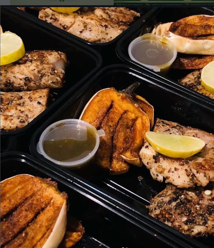 Keto vs low-carb diet: grilled chicken healthy meal boxes
